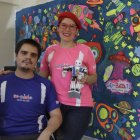 Nathy y Patricio en la sala de su casa, espacio desde donde imparten las clases.