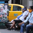 La venta informal de mascarillas de todo tipo de material, diseño y color en cualquier lugar de la ciudad se ha vuelto parte del paisaje urbano.