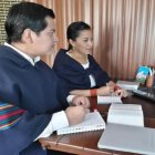 Una pareja de testigos de Jehová ven el programa de la asamblea “¡Alégrense siempre!”.