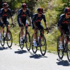 Richard Carapaz (d) tuvo complicaciones en la parte final de la cuarta etapa del Tour de Francia.