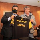 Mario Saralegui (d), durante su presentación oficial como nuevo estratega del cuadro aurinegro.