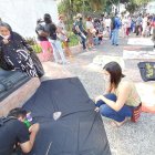 Hecho. Instante en el que los participantes de la protesta preparaban los carteles para la marcha.