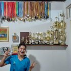 Trofeos. Eva Marina Andrade, nadadora chonense de 13 años, posa junto a sus medallas y galardones obtenidos en diversas competiciones dentro de la disciplina.