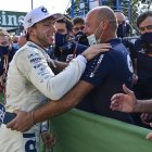 Pierre Gasly festejó esta histórica victoria con los otros integrantes de la escudería.