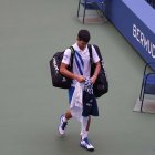 Notablemente afligido salió el domingo Djokovic tras recibir el anuncio de su descalificación por el suceso