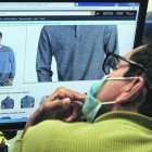 Cliente. Un consumidor piensa si la página donde quiere comprar es la oficial, se asegura para no ser estafado.