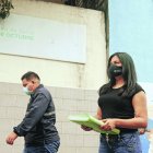 Trámite. Alejandra Paredes al pie del centro de salud del MSP que debe emitir el carné de discapacidad a Daniel.