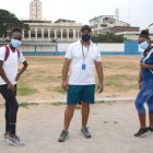 Equipo. Kiara Rodríguez, de salto largo (i); el entrenador Bernardo Valdés y Seneida Rodríguez, de impulsión de bala y lanzamiento de disco, luego de uno de los entrenamientos.