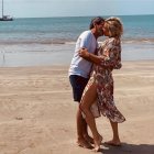 Un romántico beso en la playa.