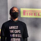 Lewis Hamilton ganó su sexta carrera de la temporada en Mugello y exhibió un mensaje en su celebración.