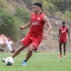 Emmanuel Martínez (d), volante de Barcelona, seguirá en el conjunto canario.