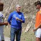 Gustavo Alfaro, entrenador de la selección ecuatoriana, conversa con dos jugadores de la sub-20.