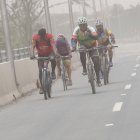 Ciclistas conducen en medio de las partículas del Sangay, en Guayaquil.