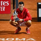 El serbio celbra con trofeo en mano tras doblegar en la final por 7-5 y 6-3 al argentino Diego Schwartzman.
