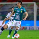 Ángel Mena (d) volvió a ser la figura de León, está vez en el triunfo ante Pumas.