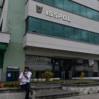 En 2010 el directorio del Isspol estaba conformado por 7 personas, en ese entonces presidido por el comandante general de la Policía, luego hay una reforma legal que pone al ministro de Gobierno. De 2010 a 2019, ha sido manejado por dos directores: Enrique Espinosa de los Monteros y Édgar Proaño. Luego de las supuestas anomalías, la ministra María Paula Romo puso a un nuevo director y demandó penalmente a los posibles involucrados en inversiones “fraudulentas”.