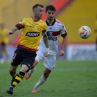 Rodrigo Caio (d) dio positivo por COVID-19 tras haber jugado todo el encuentro ante Barcelona.