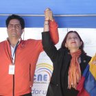 Los precandidatos llegaron al CNE acompañados de los dirigentes de la Izquierda Democrática como la asambleísta Wilma Andrade.