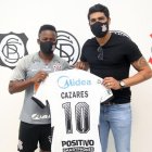Juan Cazares mostrando la camiseta de su nuevo equipo.