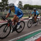 Richard Carapaz (i) fue uno de los protagonistas en la complicada prueba de ruta del Mundial de Ciclismo.
