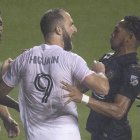 Pipita Higuaín, con el dorsal 9, increpa a uno de los jugadores del equipo contrario al punto de casi terminar a los golpes.