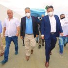 Cita. El alcalde de Pedernales (c), Óscar Arcentales, y el ministro Gabriel Martínez asistieron a la audiencia.