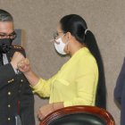 La presidenta del CNE, Diana Atamaint, y el directo del IGM, Jaime Navarrete, firmaron el convenio de impresión.