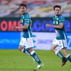 El atacante de León, Ángel Mena (i), anotó el gol de al victoria en el cuadro esmeralda.