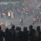 Foto del 11 de noviembre de 2019 de manifestantes y policías que se enfrentan durante una nueva jornada de protestas en Quito.