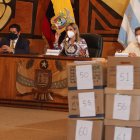 La prefecta Susana González en compañía de sus directores y del alcalde Dalton Narváez.