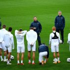 Ukraine"s head coach Andrii Shevchenko (C) speaks to his players during a training session at the Stade de France stadium, in Saint-Denis, north of Paris, on October 6, 2020 on the eve of the friendy football match between France and Ukraine.  / AFP / FRANCK FIFE

 FBL-FRA-FRIENDLY-UKR-TRAINING