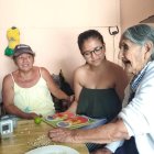 Rosa Tenesaca realiza actividades con estímulos sensoriales en su vivienda.