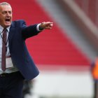 El entrenador argentino, Gustavo Alfaro, estuvo muy activo en la zona técnica durante el partido entre Ecuador y Uruguay en el Rodrigo Paz