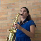 Gianna Haro ensaya para la presentación de este sábado.