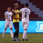 Christian Noboa conversa con Diego Godín después del partido que Ecuador ganó a Uruguay por 4-2 por las eliminatorias
