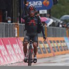 Gloria. El ciclista tricolor cruzando la meta de la etapa 12 del Giro de Italia