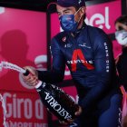 El ciclista ecuatoriano en la cúspide celebrando con el champán de los ganadores de etapa del Giro de Italia 2020.