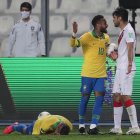 Neymar le reclama a Carlos Zambrano por golpear a Richarlison en el duelo de eliminatorias.