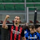 Zlatan Ibrahimovic (izquierda) celebra después de aportar con un doblete para el triunfo de su equipo.