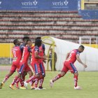 El volante militar, Pedro Quiñónez (d), marcó el primer gol contra el Ponchito.