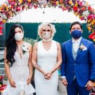 La pareja junto a la funcionaria pública.