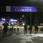 AME6890. PUENTE DE RUMICHACA (ECUADOR), 30/04/2020.- Agentes de la policía ecuatoriana bloquean el acceso la noche de este jueves al puente de Rumichaca, en la frontera con Colombia, después de que decenas de migrantes venezolanos, que estaban varados allí desde hace días, intentaran cruzar por la fuerza y fueran reprimidos con gases lacrimógenos por la Policía colombiana. Los venezolanos exigían cruzar a Colombia para regresar a su país, Venezuela, aunque las fronteras están cerradas desde marzo por la pandemia del coronavirus.EFE/ Xavier Montalvo / SOLO USO EDITORIAL/NO VENTAS ECUADOR COLOMBIA