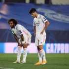 Los jugadores del Real Madrid, Marcelo Vieira (i) y Marco Asensio se lamentan durante el partido ante el Shakhtar.
