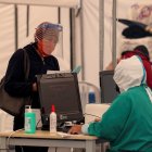 En el apartado de municipios, los cantones más afectados por la pandemia son los de Quito con 46.712 (784 más que el martes) y Guayaquil con 14.596 (63 más que la víspera).