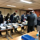 Los defensores de los 15 procesados durante la revisión de las pruebas documentales presentadas por la Fiscalía.