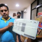 Un miembro de la entidad cívica Comité Pro Santa Cruz, en Bolivia, muestra un acta de votación para reclamar fiabilidad al órgano electoral en el recuento de votos.
