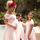 Gineth con sus hijas.