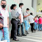 En la Caja del Seguro Social ciudadanos hacen largas filas para ser atendidos.