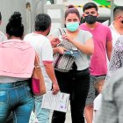 Corrupción. El tramitador en medio de los usuarios recibe el pago por agilizar la entrega de un documento.