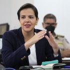 La ministra de Gobierno, María Paula Romo, en una reunión con el mando policial.